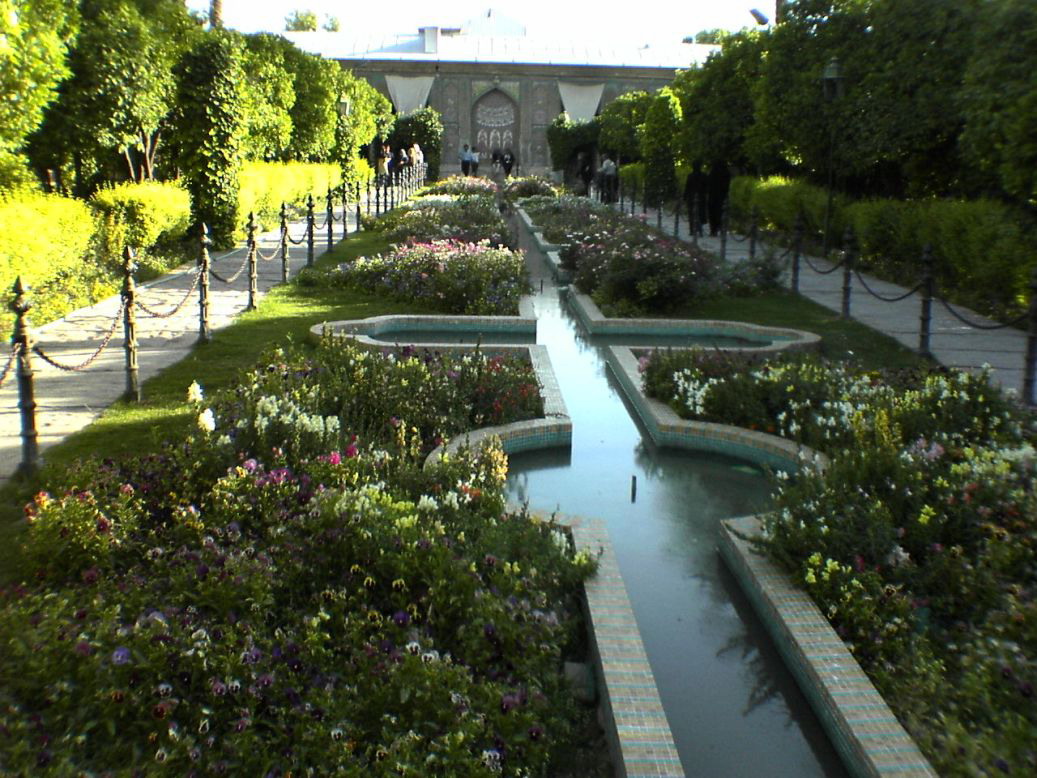 مهیّا بودن آبیاری قطره ای در باغ با بهره گیری از پایه های رویشی