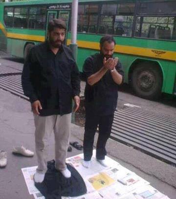 عکس/نمازاول‌وقت‌دومداح‌معروف‌درپیاده‌رو
