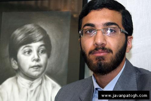 عکس/ سید محمدحسين طباطبايي در کنار عکس کودکی‌اش