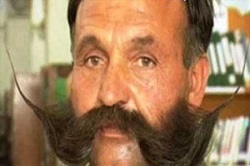 مردی را به خاطر این سبیل ها به امارات راه ندادند! + عکس