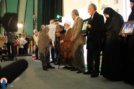 عکس/بوسه فرمانده بردست آیت الله جنتی