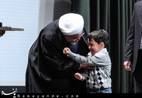 نمایش مشت و  زور بازو در برابر روحانی!+ عکس