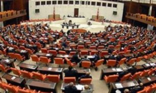 حزب عدالت و توسعه ترکيه در پي اخراج سه نماينده مجلس از اين حزب