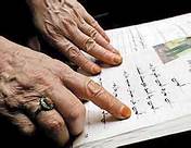 وقتی لرزش دست مانع از سوادآموزی نمی‌شود