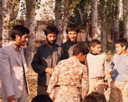 عکس/احمدی نژاد قبل از کاپشن احمدی نژادی با کت و شلوارسفید رنگ
