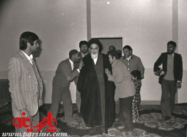 عکس/ بوسه بر  عبای امام خمینی(ره)