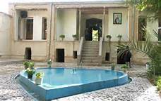 بیت امام خمینی (ره) در قم گلباران شد