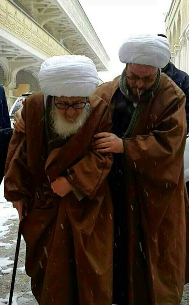 عکس/ حضور آیت‎الله وحیدخراسانی در کلاس درس با وجود  کهولت و شدت بارش برف