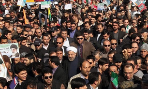 میدل ایست آنلاین :‌ حمایت کامل ملت ایران از انقلابشان در اوج مذاکرات با آمریکا