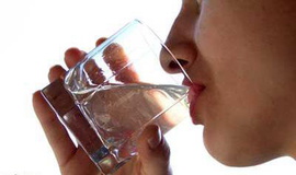 آداب خوردن آب در شب و روز