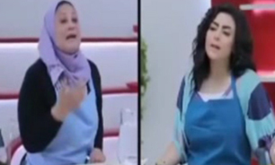 کتک خوردن مجری برنامه تلویزیون مصری توسط مهمان برنامه + فیلم