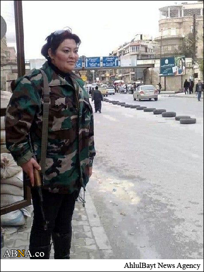 زن داوطلب سوری در لباس نظامی/عکس