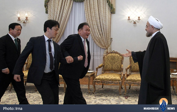 عکس/ دست دادن عجیب با روحانی