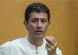 چوب صداقتم را می‌خورم