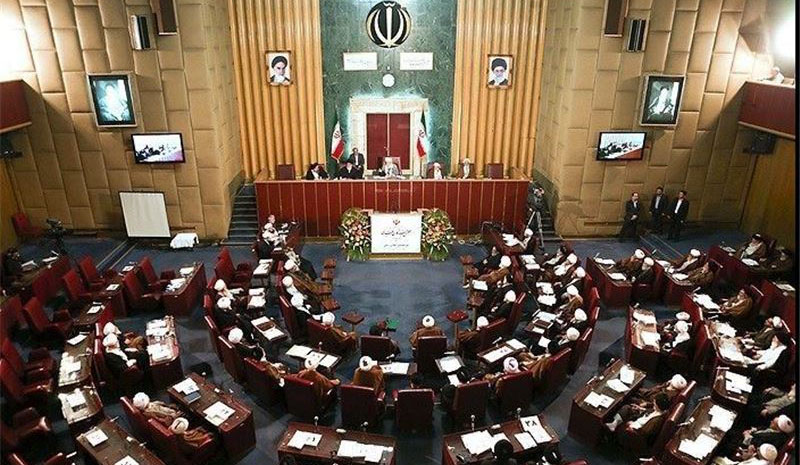 "اقتصاد مقاومتی" و "یارانه‌ها" اصلی ترین موضوعات مورد بحث وزیر اقتصاد در جمع خبرگان رهبری