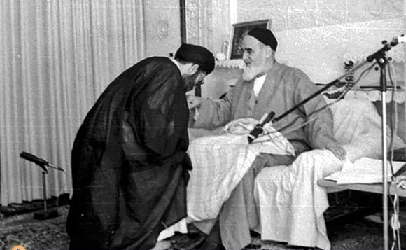 عکس/ دستی که رهبر انقلاب بر آن بوسه زد