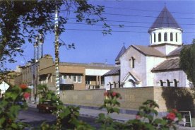 کلیسایی در همسایگی مسجد