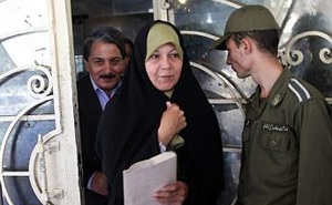 آیا ریاست فائزه هاشمی بر انجمن دفاع از آزادی مطبوعات قانونی است؟