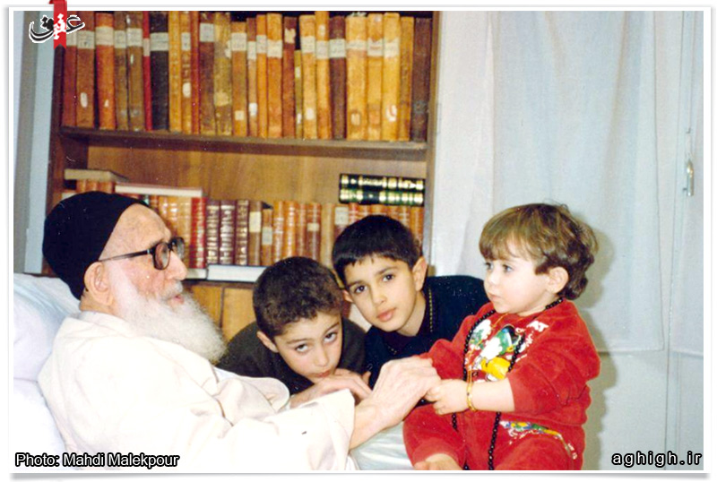 عکسی از آیت الله گلپایگانی با کودکان