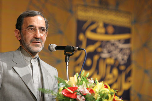 ولایتی در جمع اساتید و دانشجویان دانشکده خبر سخنرانی می‌کند