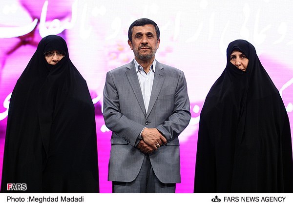 عکس/احمدی‌نژاد درکنار خواهر و همسرش