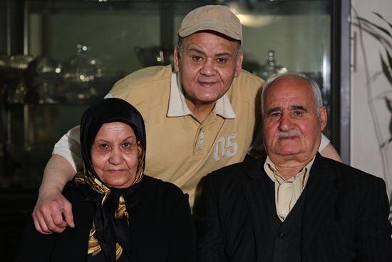 اکبر عبدی و پدر و مادرش/ عکس