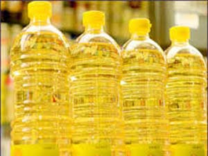 کشف بیش از 4 هزار بطری روغن مایع احتکارشده در بندرلنگه