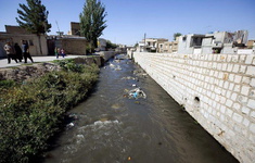 رودخانه‌ی «آبشوران» خیابان می‌شود