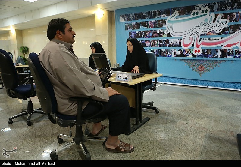 عکس/ نامزد سنگين وزن انتخابات رياست جمهوري  با دمپایی پلاستیکی!