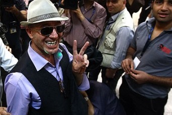 ثبت نام با اسب سفید/ الیزابت هم با کلاه پشمی آمد/هشت پای پیشگو گفت بیا/احمدی نژاد رئیس دفترم است