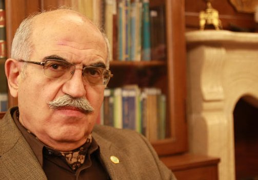 حضور احمدی‌نژاد در کنار مشایی منع قانونی ندارد
