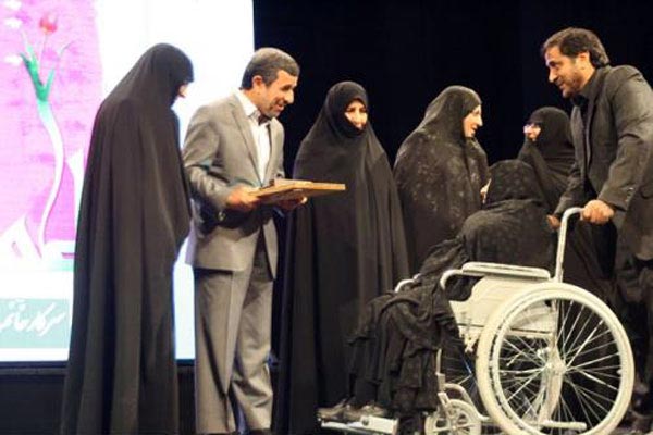 مادر معاون وزیر، زن برگزیده سال شد +عکس