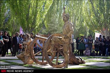 حرکت مجسمه ها در خیابان های تبریز/ آغاز تبلیغات نوین فرهنگی در ایران با زبان مجسمه ها