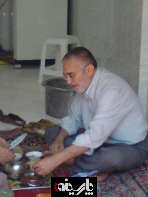 عکس/منصور ارضی در حال‌خوردن‌دیزی