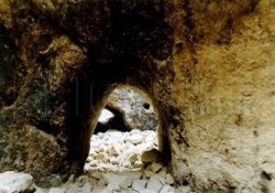 دهكده صخره ای اباذر شهرستان نیر توجه جدی مسوولان میراث فرهنگی استان را می طلبد