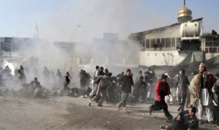 34 کشته و زخمي بر اثر انفجار 3 بمب در کراچي