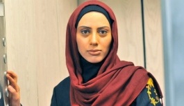 پدر و مادر "مونا‌ فرجاد‌"، "در جستجوی خواستگار "برای او هستند