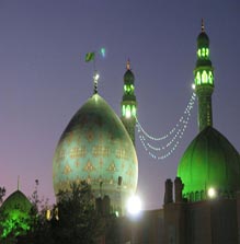 اهتزاز پرچم سبز علوی بر فراز گنبد فیروزه‌ای مسجد جمکران