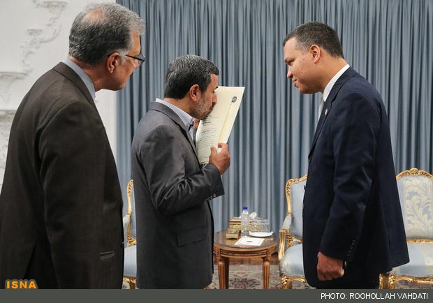 بوسه احمدی نژاد بر یک استوارنامه! / عکس