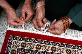 اهداء 12 تخته فرش دستبافت توسط مردم مهریز به حرمین کربلای معلی