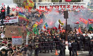درگیری پلیس فرانسه با معترضین به برخورد نامناسب پلیس با یک زن محجبه