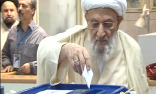 آیت‌الله مهدوی کنی رای خود را به صندوق انداخت + فیلم