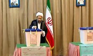 آیت‌ الله آملی لاريجاني آرای خود را به صندوق انداخت + فیلم