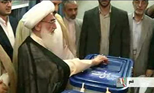 آيت‌الله نوری همدانی آراي خود را به صندوق انداخت + فیلم