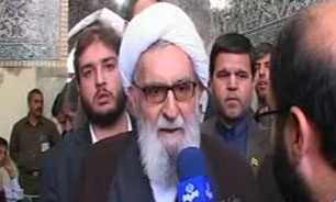 آيت‌الله واعظ طبسی آراي خود را به صندوق انداخت + فیلم