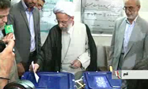 آیت الله مصباح یزدی رای خود را در صندوق انداخت + فیلم