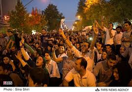 هواداران روحانی در اراک به خیابان ها آمدند