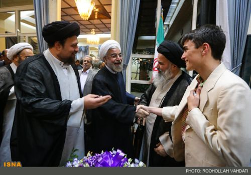 عکس/خوش‌و‌بش پسر سيدحسن خمینی و روحانی