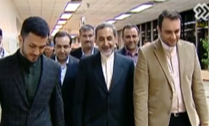 لحظه‌ی ورود علی اکبر ولایتی به استودیوی گفتگوی ویژه خبری + فیلم