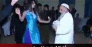 رقص شیخ سلفی با زن رقاصه / عکس